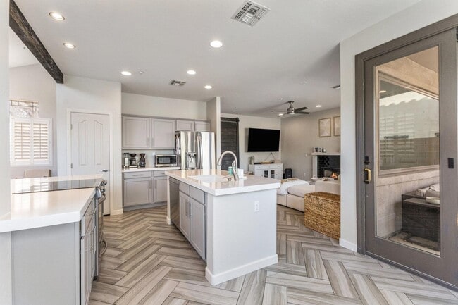 Building Photo - 10340 E Caribbean Ln