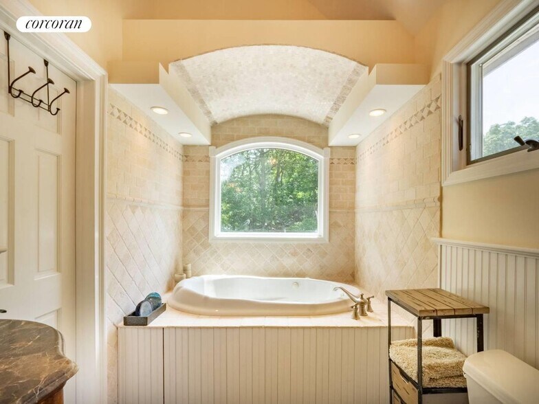 Building Photo - 1532 Noyac Road