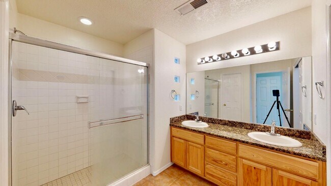 Building Photo - Charming 3-bedroom, 2.5-bathroom home