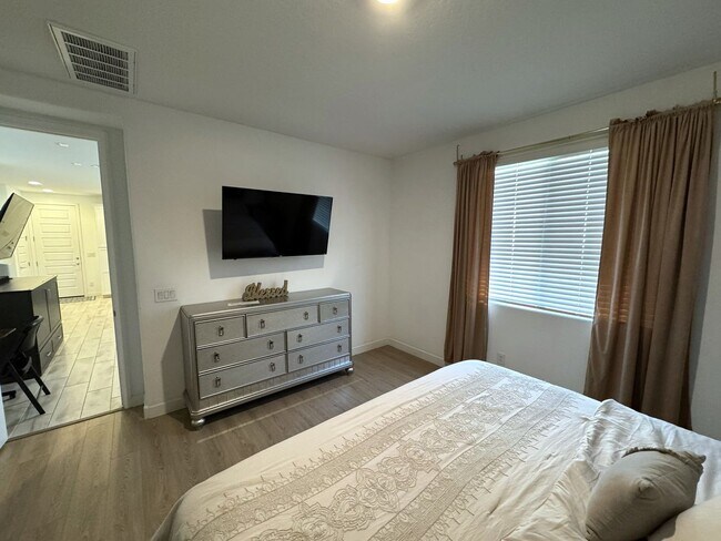 Building Photo - 2024 Beautiful Furnished 3 Bedroom 2 Bath with Private Suite near Sports Venues