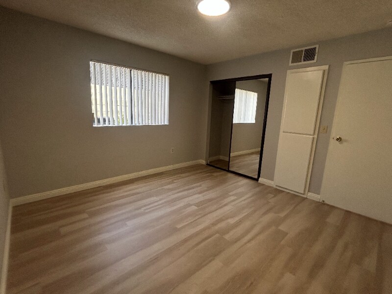 Building Photo - 309 E Elk Ave