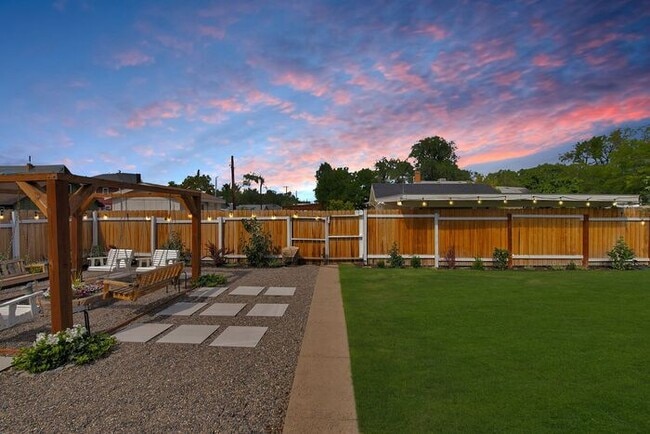 Building Photo - Elegant 1BR Basement Suite in Downtown His...