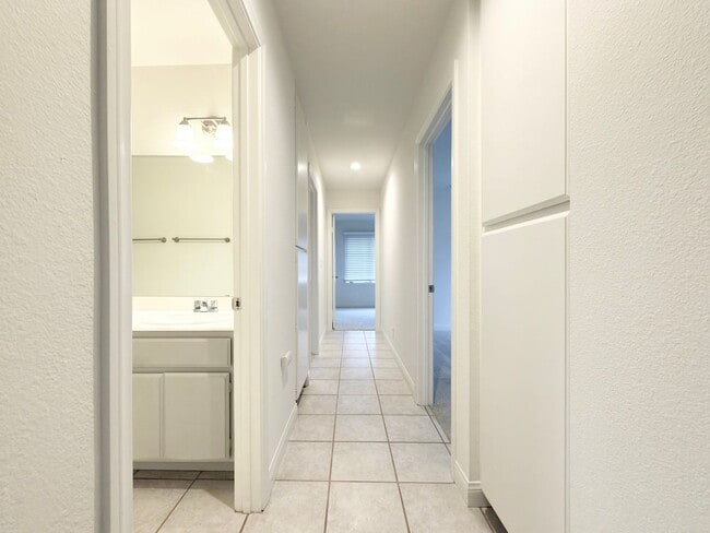 Building Photo - Centrally Located Single Level in Oceanside!