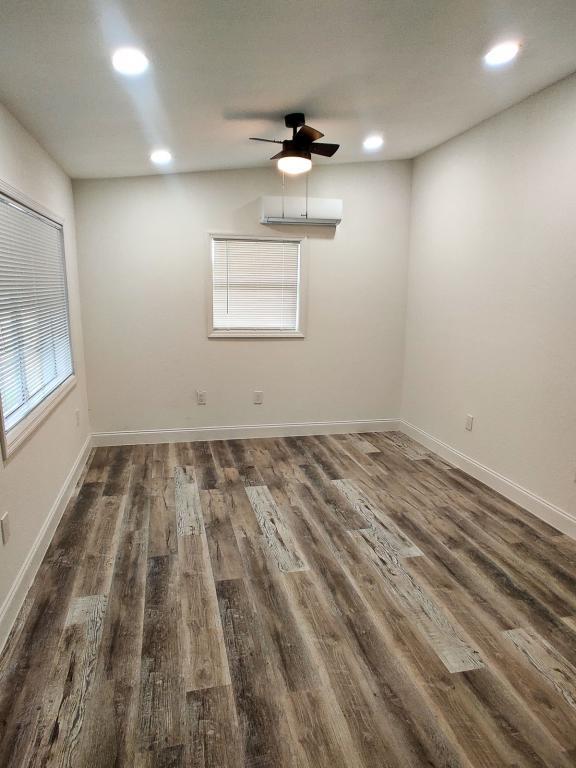 Building Photo - 5500 Balboa Dr