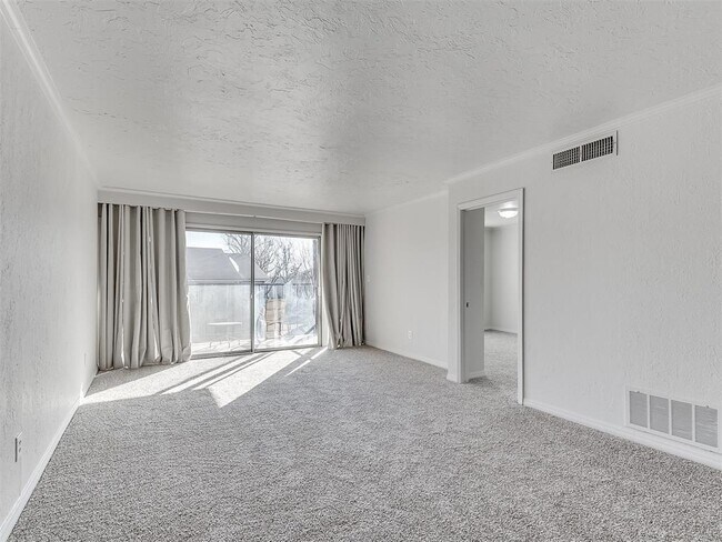 Building Photo - 6100 N Brookline Ave