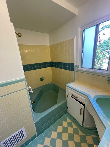 Building Photo - 3043 Hollycrest Dr