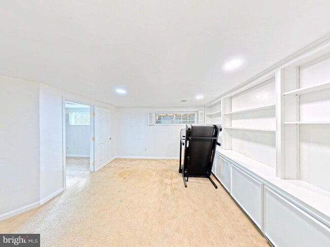 Building Photo - 1012 Loxford Terrace