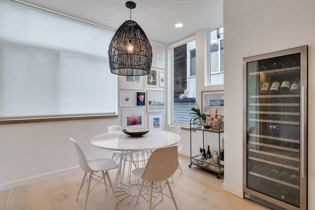 Building Photo - Modern stylish Madison Valley home