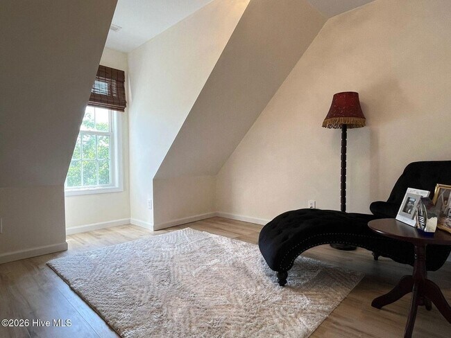 Building Photo - 561 Thorncliff Dr