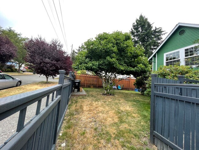 Building Photo - Spacious Corner-Lot Home 4 bed 3 bath – Gr...