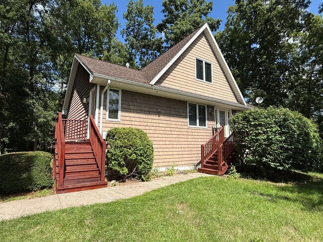 Building Photo - 7366 Surrey Dr