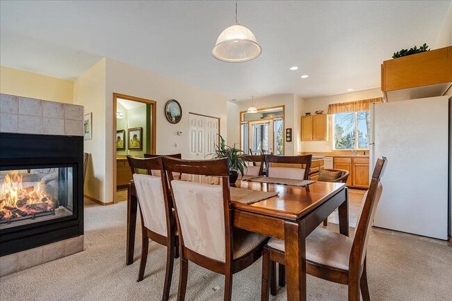 Building Photo - Want to live on a golf course with access to the pool with sports center privileges?