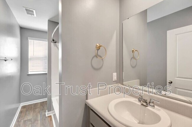 Building Photo - 703 Hilchot Dr