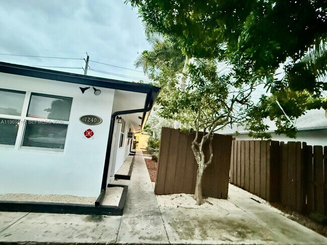 Building Photo - 1240 NE 12th Ave