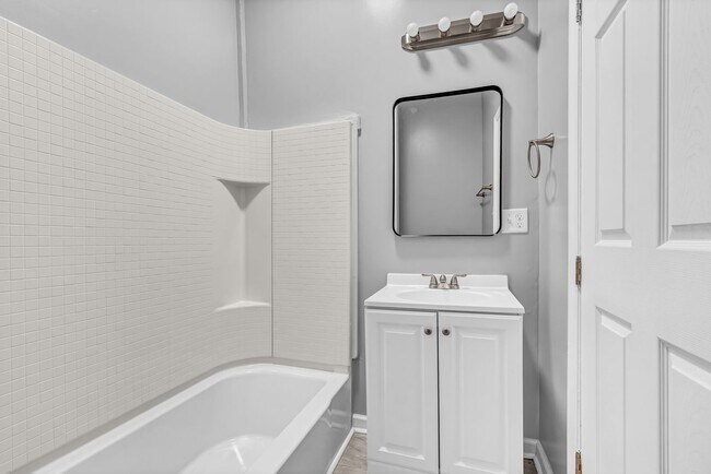 Building Photo - Updated Home in the Heart of Savannah