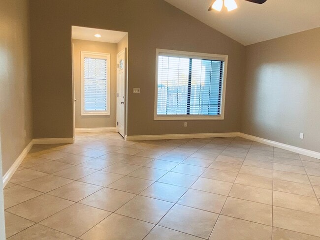 Building Photo - AVAILABLE NOW!!