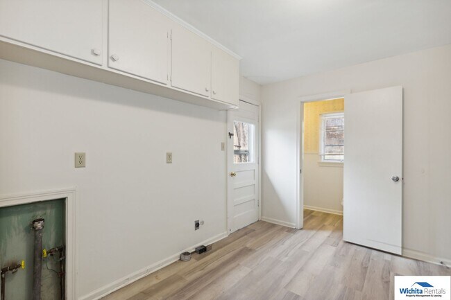 Building Photo - Mid Century Modern Ranch in Eastbourough