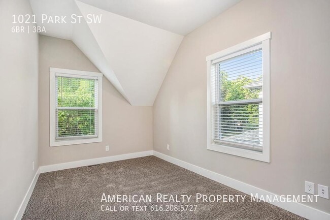 Building Photo - 1021 Park St SW