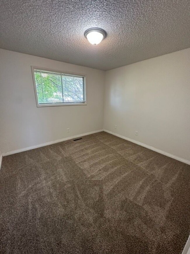 Building Photo - Beautiful 4 Bedroom 2 Bathroom house! #1103