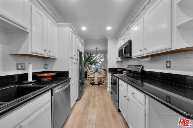 Building Photo - 927 Kings Rd