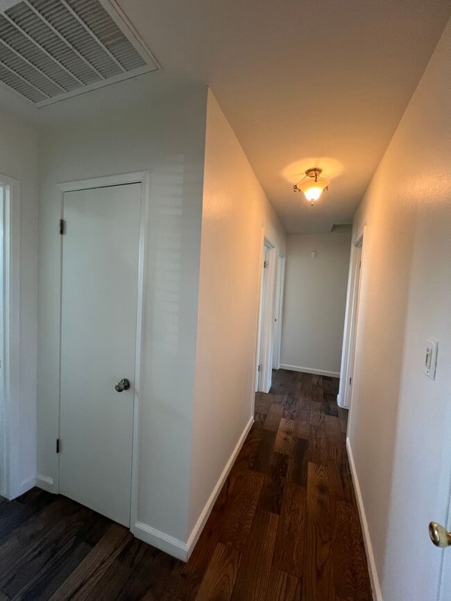 Building Photo - Centrally located single story 3 bed, 2 ba...