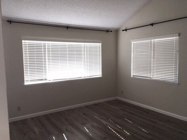 Building Photo - LOS GATOS  - Town House with designer upda...