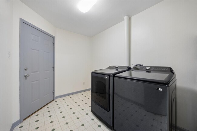 Building Photo - 727 Bunker Hill Rd
