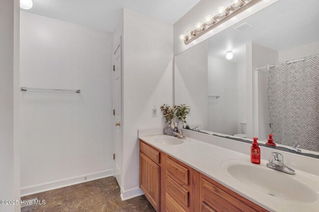 Building Photo - Very Well Maintained Townhome In Carolina ...