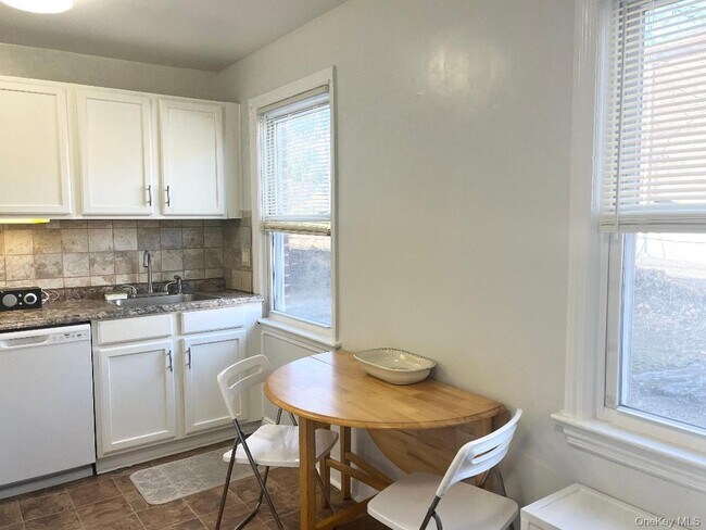 Building Photo - 5 Laurel St