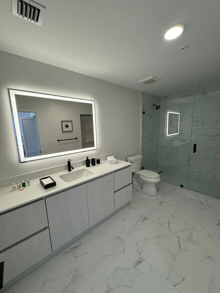 Building Photo - 226 Jamaica Dr