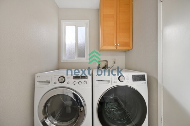 Building Photo - A Cozy 3 Bedroom and 2.5 Bathroom Property