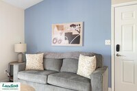 Building Photo - 1000 Palm Pl Dr NE