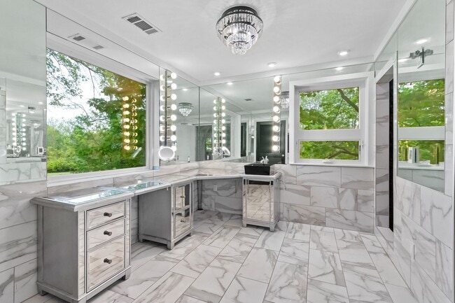 Building Photo - Unique, Charming and Spacious Fayetteville Home!