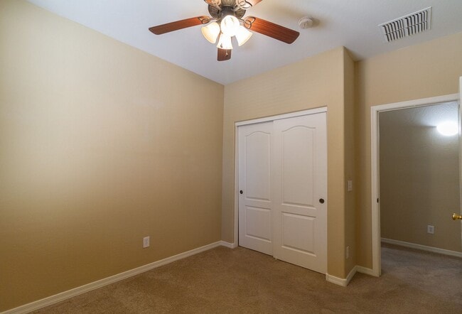 Building Photo - Fantastic single story, split floor plan h...