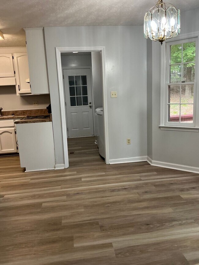 Building Photo - Westwood Hills! 3 BR 2 1/2 Bath home off M...