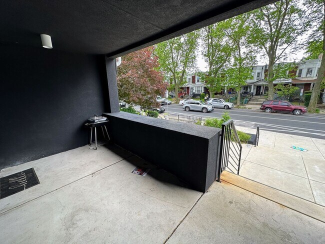 Building Photo - Private fenced yard! Modern, stylish & fully updated apartment!
