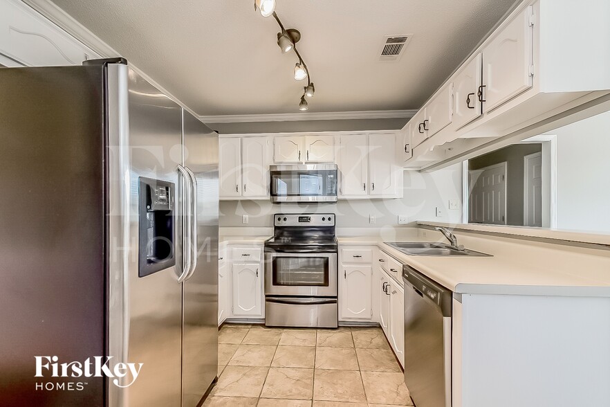 Building Photo - 8664 Forest Breeze Dr