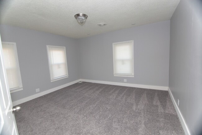 Building Photo - Spacious 4 Bed, 1.5 Bath Home with Central...