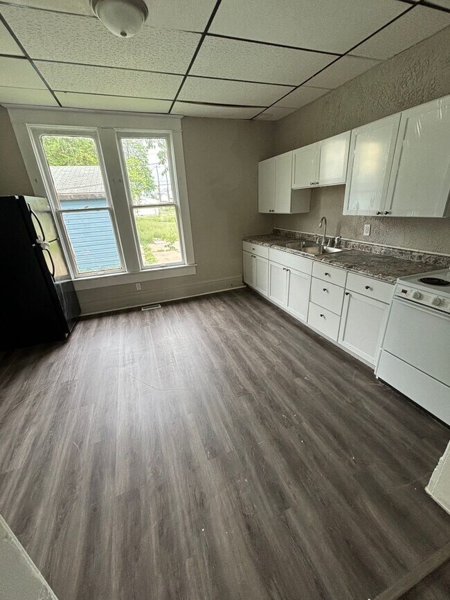 Building Photo - 514 S 5th St