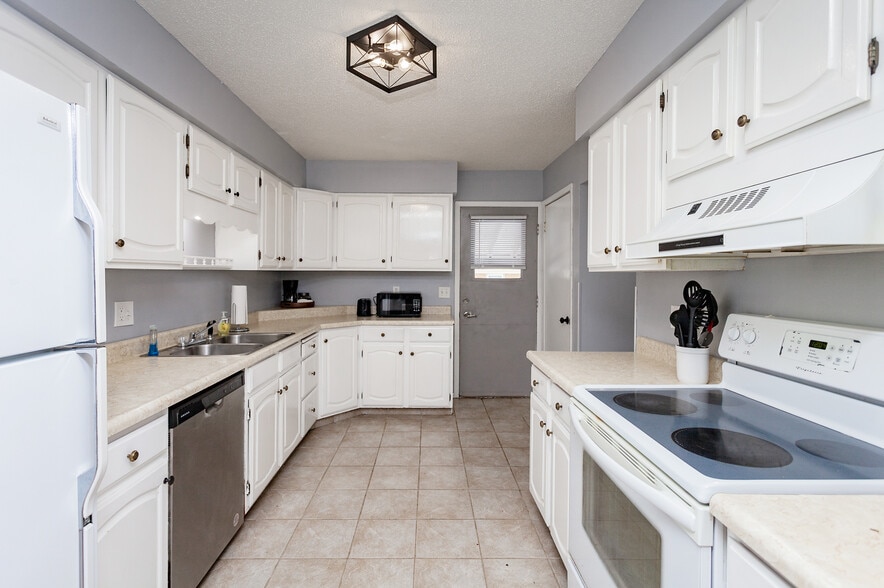 Kitchen - 2019 Payton Ave