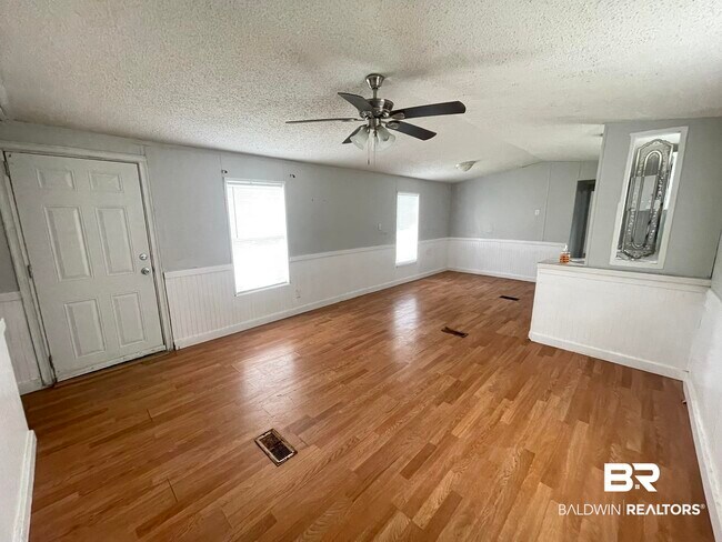Building Photo - 426 Robin Cir