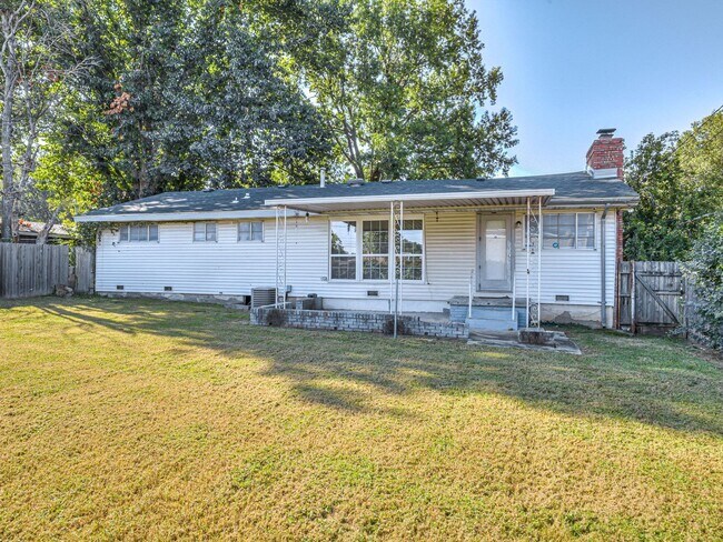 Building Photo - Move in special / First months rent is $800