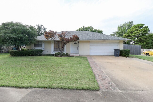 Primary Photo - 2 Bed | 3 Bath with In-Ground Pool in Cent...