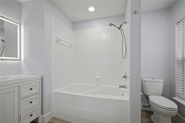 Building Photo - 1042 WATERSIDE Dr