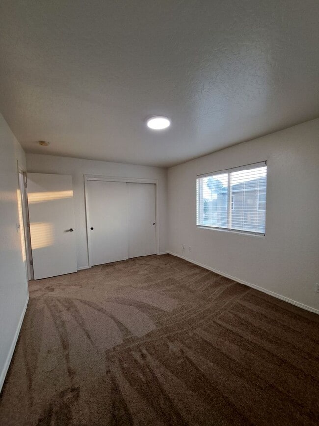 Building Photo - Comfortable Two-Story 4BR Home in Fresno!