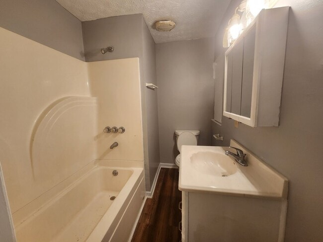 Building Photo - 3 Bed 2 Bath - North Columbus