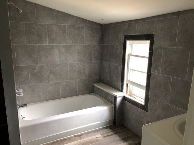 Building Photo - 930 42nd St