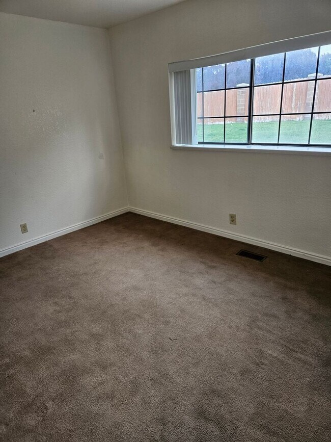 Building Photo - 628 N 360 W