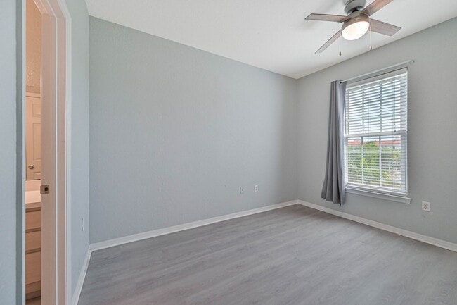 Building Photo - ** RARE 1 bed/1bath Condo in North Bonita ...