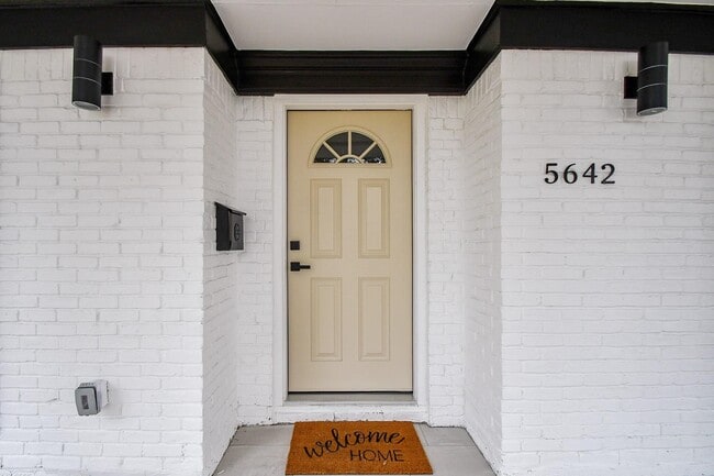 Building Photo - 5642 Cartagena St